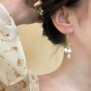 White flower dangle earrings